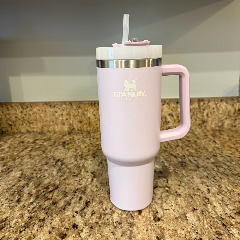 Stanley The Flowstate Quencher H2.0 40oz Tumbler in Light Purple Lilac Travel - Picture 1 of 9